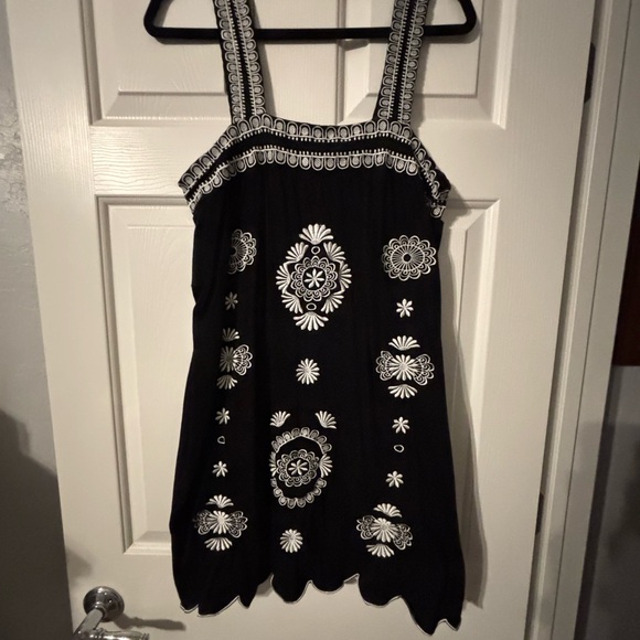 heartache Dresses & Skirts - Black and White Pattern Dress/Top
